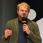 Uczestnik wernisażu wystawy Trauma Pokoleń.