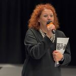 Uczestniczka wernisażu wystawy Trauma Pokoleń.